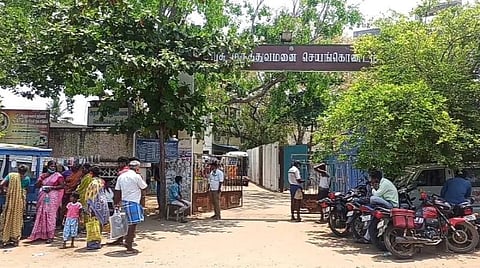 குழந்தைகள் சிகிச்சை பெற்று வரும் ஜெயங்கொண்டம் அரசு தலைமை மருத்துவமனை.