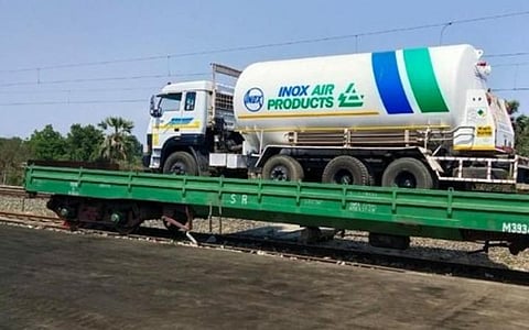 கோவிட் நோயாளிகளுக்கு திரவ ஆக்ஸிஜன்;  டேங்கர் லாரிகளை எடுத்துச் செல்லும் ரயில்கள்: மும்பையில் பணி தொடக்கம்