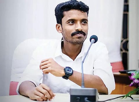 நம்பிக்கை நட்சத்திரம்: கூரை வீட்டிலிருந்து ஒரு ஐ.ஐ.எம். பேராசிரியர்!