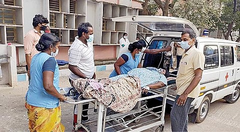 வேலூர் அரசு மருத்துவக் கல்லூரி மருத்துவமனையில் ஆக்சிஜன் தட்டுப்பாடு காரணமாக வேறு மருத்துவமனைக்கு மாற்றப்பட்ட நோயாளி.படம்: வி.எம்.மணிநாதன்