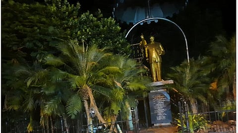 ஆளுநர் மாளிகை  மற்றும் சட்டப்பேரவை அருகே இருளில் மூழ்கியுள்ள சிலைகள்.