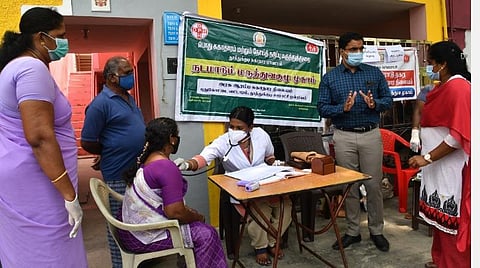 தூத்துக்குடி போல்பேட்டை பகுதியில் நடைபெற்ற சிறப்பு காய்ச்சல் முகாமை மாவட்ட ஆட்சியர் கி.செந்தில் ராஜ் பார்வையிட்டு ஆய்வு செய்தார். | படம்: என்.ராஜேஷ்.