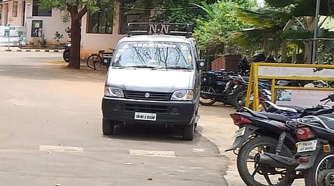 திருச்சி ஜமால் முகம்மது கல்லூரி வாக்கு எண்ணிக்கை மையத்துக்குள் மினி வேன் நுழைந்ததால் பரபரப்பு: திமுக வேட்பாளர் அச்சம்