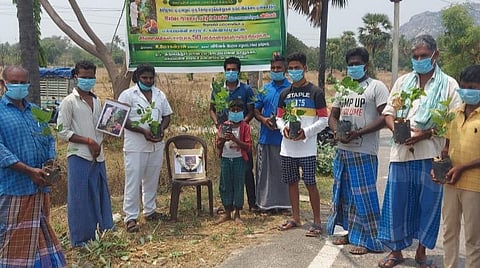 சுண்ணாம்புகுட்டையில் 100 மரக்கன்றுகளை நட்ட பசுமை பாதுகாப்பு அமைப்பினர்.