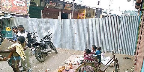 கரோனா  தொற்று பரவல் தடுப்பு முன்னெச்சரிக்கை நடவடிக்கையாக, வேலூர் நேதாஜி மார்க்கெட் தற்காலிகமாக இடமாற்றம் செய்யப்பட்டது. அப்பகுதியில் தடுப்புகள் அமைத்து மூடப்பட்டது.படம்: வி.எம்.மணிநாதன்.