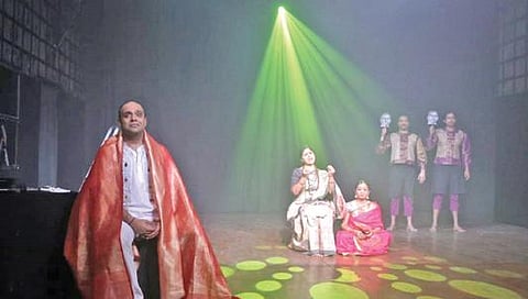 ‘திஸ் இஸ் மை நேம்’ என்ற ஆங்கில நாடகத்தில் ஒரு காட்சி.