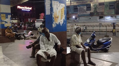 இரவு நேரப் பொது ஊரடங்கின் முதல் நாள்; திருச்சி மத்திய பேருந்து நிலையத்தில் பேருந்து, உணவு, குடிநீர் கிடைக்காமல் பயணிகள் அவதி