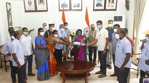 கிருமிநாசினி, முகக்கவசம் ஆகியவற்றை பாண்லே மேலாண் இயக்குநர் சுதாகர் மற்றும் ஊழியர்களிடம் ராஜ்நிவாஸில் இன்று வழங்கிய துணைநிலை ஆளுநர் தமிழிசை.