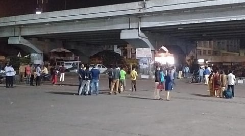 ஓசூர் பேருந்து நிலையம் முன்பு நேற்று இரவு தேசிய நெடுஞ்சாலையில் காத்திருக்கும் பயணிகள். | படங்கள்- ஜோதி ரவிசுகுமார்.