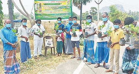 நாட்றாம்பள்ளி அடுத்த சுண்ணாம்புகுட்டையில் சாலையோரம் மரக்கன்றுகளை நட்ட பசுமை பாதுகாப்பு அமைப்பினர்.