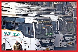 இரவு ஊரடங்கு காரணமாக பகல் நேரத்தில் அதிக அளவில் விரைவுப் பேருந்துகள் இயக்கப்படுகின்றன. பல்வேறு வழித்தடங்களில் செல்வதற்குத் தயாராக இருந்த சொகுசு பேருந்துகள்.படங்கள்: ம.பிரபு