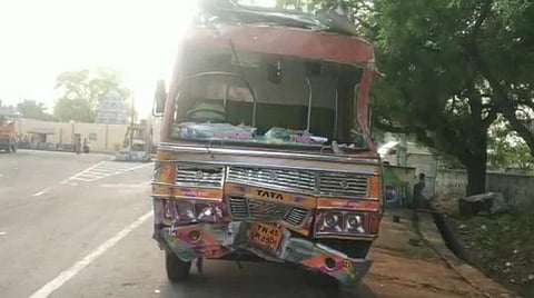 பல்லடத்தில் விபத்து ஏற்படுத்திய முட்டை லாரி.