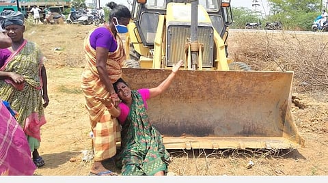 புதுக்கோட்டை அருகே அரசு அடுக்குமாடிக் குடியிருப்பு கட்ட எதிர்ப்பு: வாகனங்கள் சிறைப்பிடிப்பு, சாலை மறியல்