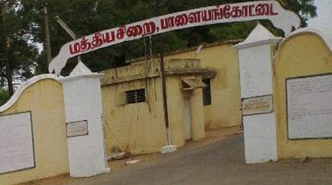 பாளை. மத்திய சிறையில் கைதிகளுக்கு இடைய மோதல்: ஒருவர் பலத்த காயம்