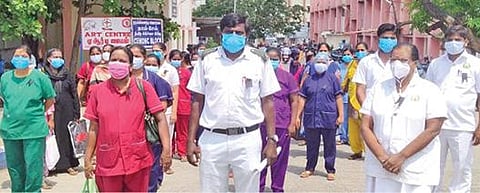 செங்கல்பட்டு அரசு மருத்துவமனையில் கருப்பு பட்டை அணிந்து பணிக்கு சென்ற செவிலியர்கள்.