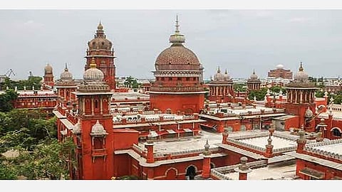 வாக்காளர்களுக்கு ரூ.5.48 லட்சம் பட்டுவாடா செய்ய மிரட்டல்: சொந்தக்கட்சி வேட்பாளர் மீதே வழக்கு தொடர்ந்த அதிமுக நிர்வாகி 