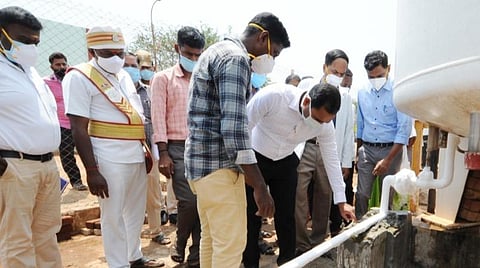 சிவகங்கை அரசு மருத்துவக் கல்லூரி மருத்துவமனையில் ஆக்ஸிஜன் சேமிப்பு தொட்டியை ஆய்வு செய்த மாவட்ட ஆட்சியர் பி.மதுசூதன்ரெட்டி. அருகில் மருத்துவக் கல்லூரி டீன் ரத்தினவேல்.  