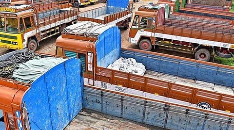 கோயம்பேடு சந்தைக்கு ஞாயிற்றுக்கிழமை வரும் காய்கறி லாரிகளுக்கு ஊரடங்கிலிருந்து விலக்கு அளிக்க வேண்டும்: வேளாண் துறை செயலரிடம் வியாபாரிகள் வலியுறுத்தல்