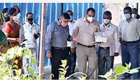 ﻿சென்னை ஈக்காட்டுத்தாங்கலில் உள்ள தேசிய திறன் பயிற்சி நிலையத்தில் அமைக்கப்பட்டுள்ள, கரோனா வைரஸால் பாதிக்கப்பட்டவர்களுக்கான முதல்கட்ட உடல் பரிசோதனை மையத்தை நேற்று பார்வையிட்டார் சென்னை மாநகராட்சி ஆணையர் கோ.பிரகாஷ். படங்கள்: ம.பிரபு