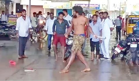வாலாஜாபாத் பேருந்து நிலையத்தில் பலரை  விரட்டி தாக்கும் மணிகண்டன்.