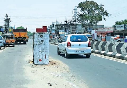 பாதாள சாக்கடை குழாய் மூடி சேதம்: உடுமலையில் வாகன ஓட்டிகள் விபத்துக்குள்ளாகும் அபாயம்