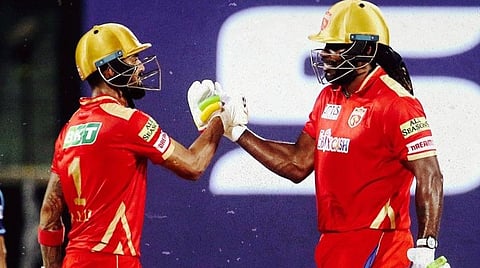பஞ்சாப் கிங்ஸ் வெற்றிக்குப்பின் மகிழ்ச்சியில் கே.எல்.ராகுல், கிறிஸ் கெயில் | படம் உதவி ட்விட்டர்