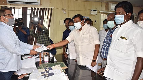 திருச்சி மேற்குத் தொகுதி தேர்தல் நடத்தும் அலுவலர் என்.விசுவநாதனிடம் மனு அளித்த கே.என்.நேரு.