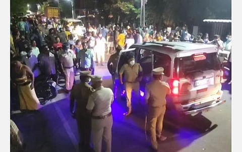 சென்னை அருகே மறைமலை நகரில் வெடிகுண்டு வீசி அதிமுக பிரமுகர் கொலை: பாதுகாவலர் சுட்டதில் கொலையாளி ஒருவர் உயிரிழப்பு; இருவர் தப்பினர் 