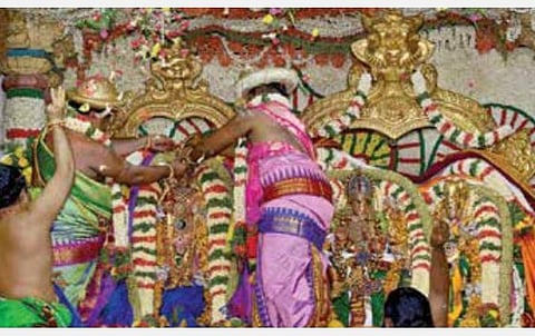 மதுரையில் பக்தர்கள் பங்கேற்பின்றி நடந்தது; மீனாட்சி - சுந்தரேசுவரர் திருக்கல்யாணம் கோலாகலம்: நேரலையில் ஆயிரக்கணக்கானோர் தரிசனம்
