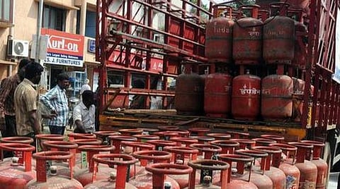 சிலிண்டர் விநியோகிக்க வரும் ஊழியர்கள் முகக்கவசம் அணியாமல் இருந்தால் வாடிக்கையாளர்கள் புகார் தெரிவிக்கலாம்: எண்ணெய் நிறுவன அதிகாரிகள் அறிவிப்பு