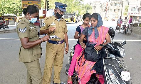 வேலூர் மாவட்ட ஆட்சியர் அலுவலகம் அருகே முகக்கவசம் அணியாமல் சென்ற வாகன ஓட்டியிடம் ரூ.200 அபராதம் வசூலிக்கும் காவல் துறையினர்.படம்:வி.எம்.மணிநாதன்.