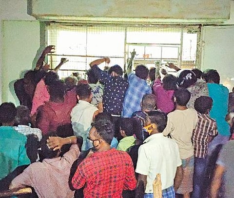 காற்றில் பறந்த கரோனா தடுப்பு நடவடிக்கைகள்- டாஸ்மாக் கடைகளில் மதுவாங்க தள்ளுமுள்ளு