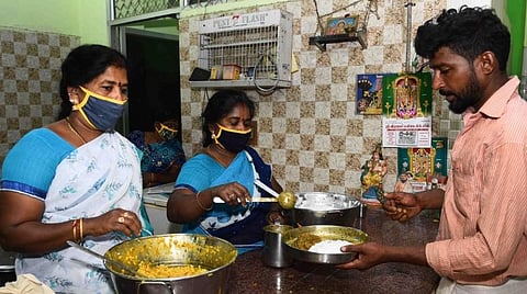 ஸ்ரீரங்கம் அம்மா மண்டபம் சாலையில் உள்ள அம்மா உணவகத்தில் உணவருந்தும் மக்கள். படங்கள்:ஜி.ஞானவேல்முருகன்.