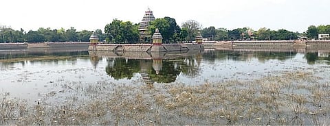 தண்ணீரின்றி வறண்டுவரும் மாரியம்மன் தெப்பக்குளம். படம்: எஸ். கிருஷ்ணமூர்த்தி
