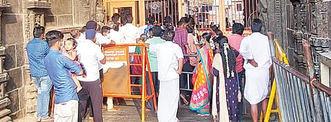 திருவண்ணாமலை அண்ணாமலையார் கோயில் முன்பு  நேற்று திரண்ட மணமக்களின் உறவினர்கள்.