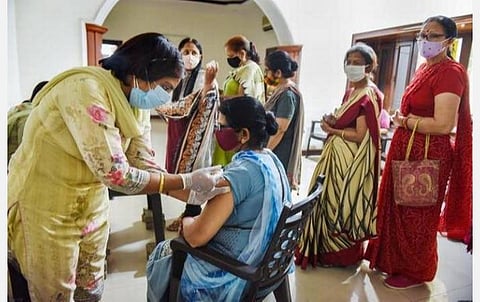 14 கோடிக்கும் மேற்பட்டோருக்கு கரோனா தடுப்பூசி போடுவதில் இந்தியா முன்னிலை: மத்திய சுகாதாரத் துறை அமைச்சகம் தகவல்
