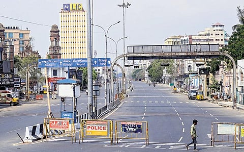 தமிழகம் முழுவதும் நேற்று முழு ஊரடங்கு அமல்படுத்தப்பட்டதையொட்டி, சென்னை அண்ணா சாலை வாகன போக்குவரத்து இன்றி வெறிச்சோடி காணப்பட்டது. படம்: பு.க.பிரவீன்