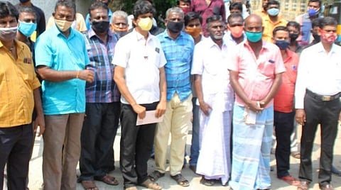 பாதுகாப்பு நெறிமுறைகளைக் கடைபிடித்து சலூன் கடைகளை திறக்க நடவடிக்கை: நெல்லை ஆட்சியரிடம் தொழிலாளர்கள் கோரிக்கை