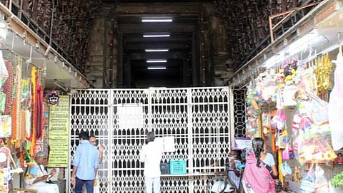 புதிய கட்டுப்பாடுகள் அமல்: கோயில்களுக்கு வெளியே நின்று வழிபாடு செய்த பக்தர்கள்; பல்வேறு தொழில்களும் பாதிப்பு- நெல்லை, தென்காசி நிலவரம்