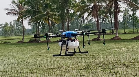 கும்பகோணத்தில் ட்ரோன் மூலம் உரம், பூச்சிக்கொல்லி தெளிக்கும் விவசாயி