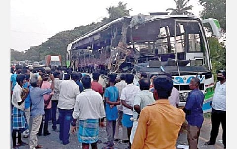 கூவத்தூர் அருகே ஈசிஆர் சாலையில் விபத்துக்குள்ளாகி உருக்குலைந்து காணப்படும் தனியார் பேருந்து.