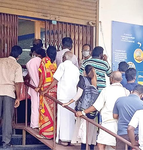 பழநியிலுள்ள இந்தியன் வங்கி முன் சமூக இடைவெளியின்றி காத்திருந்த வாடிக்கையாளர்கள்.