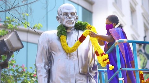 அன்சாரி துரைசாமி சிலைக்கு மாலை அணிவித்த ஆளுநர் தமிழிசை.
