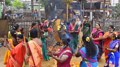 பெரியாண்டிச்சி அம்மன் கோயிலில் திருநங்கைகள் சிறப்புப் பூஜை நடத்தி வழிபட்டனர். | படம்: எஸ்.குருபிரசாத்.