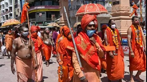 கும்பமேளாவின் கடைசி ராஜகுளியல்: கரோனா பாதுகாப்புடன் இன்று 13 சபைகளின் சாதுக்களுடன் குறைந்த அளவிலான பக்தர்கள் கலந்து கொண்டனர்