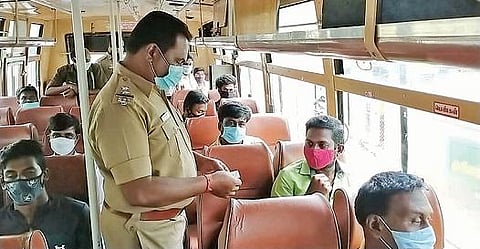 பொள்ளாச்சியிலிருந்து வால்பாறை சென்ற பேருந்தை ஆழியாறு சோதனைச்சாவடி யில் நிறுத்தி பயணிகளின் ஆவணங்களை  ஆய்வு செய்த போலீஸார்.