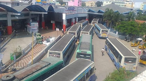 ஓசூர் பேருந்து நிலையத்திலேயே வரிசையாக நிறுத்தப்பட்டுள்ள தமிழக அரசு விரைவுப் பேருந்துகள் | படங்கள்: ஜோதி ரவிசுகுமார்.