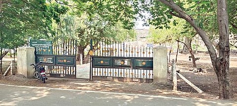 கழுகுமலையில் மலை மீதுள்ள சமணர் சிற்பங்கள், வெட்டுவான் கோயிலுக்கு செல்லும் படிக்கட்டுகளின் இருபுறமும் அமைக்கப்பட்டுள்ள கம்பிகள் மாயமாகியுள்ளன. (அடுத்த படம்)  மலை மீது செல்வதற்கான நுழைவாயில்.