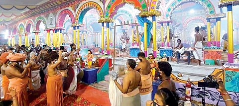 மயிலாடுதுறை மாவட்டம் சீர்காழியை அடுத்த வைத்தீஸ்வரன்கோவில் வைத்தியநாத சுவாமி கோயிலில் இன்று நடைபெறவுள்ள கும்பாபிஷேக விழாவை முன்னிட்டு, நேற்று நடைபெற்ற யாகசாலை பூஜையில் யாக குண்டத்தை வணங்குகிறார் 27-வது தருமை ஆதீன குருமகா சன்னிதானம் ஸ்ரீலஸ்ரீ மாசிலாமணி தேசிக ஞானசம்பந்த பரமார்ச்சார்ய சுவாமிகள்.
