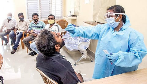 சட்டப்பேரவைத் தேர்தல் வாக்கு எண்ணிக்கை மே 2-ம் தேதி நடைபெற உள்ள நிலையில், சென்னை மயிலாப்பூர் வட்டாட்சியர் அலுவலகத்தில் நேற்று கரோனா பரிசோதனை செய்துகொண்ட பல்வேறு கட்சிகளின் பூத் ஏஜென்ட்கள். படம்: பு.க.பிரவீன்